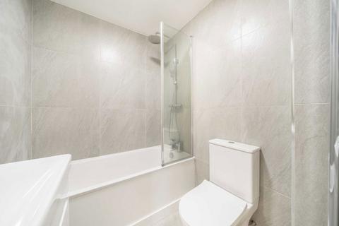 Studio to rent, Bassano Street, London SE22