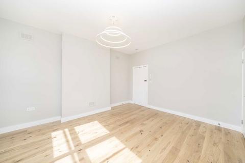 Studio to rent, Bassano Street, London SE22