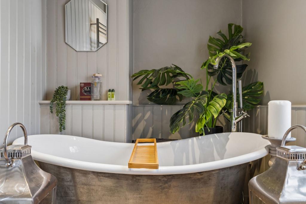 Roll Top Bath