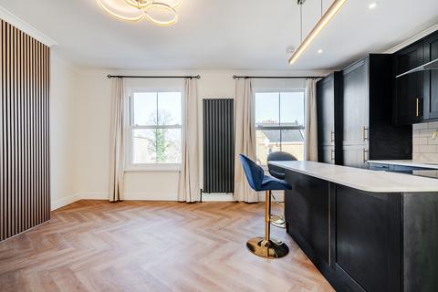 1 bedroom flat for sale, Colvestone Crescent, London, E8