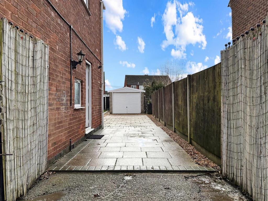 Driveway & Single Garage 666