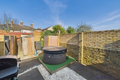 1 bedroom maisonette to rent, Chapel Grove, Addlestone, Surrey, KT15