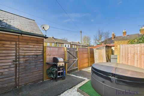 1 bedroom maisonette to rent, Chapel Grove, Addlestone, Surrey, KT15