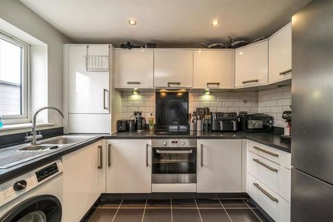 3 bedroom flat for sale, Limerick Close, London SW12