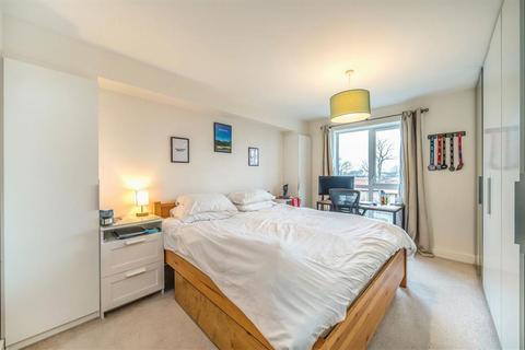 3 bedroom flat for sale, Limerick Close, London SW12