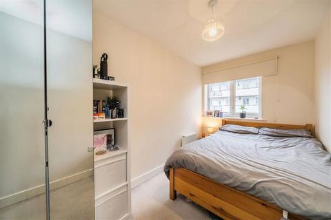 3 bedroom flat for sale, Limerick Close, London SW12