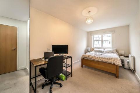 3 bedroom flat for sale, Limerick Close, London SW12