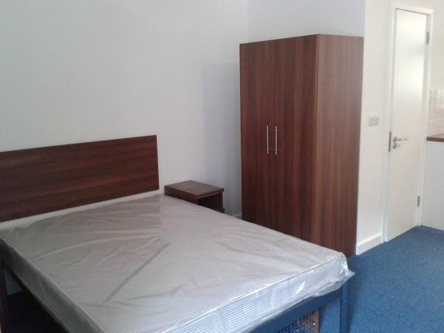 Bright furnished double room with wardrobe...