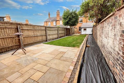 3 bedroom terraced house to rent, Queens Road, Evesham, WR11