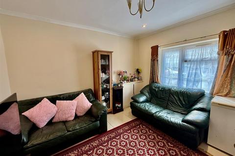 undefined, East Avenue, Southall