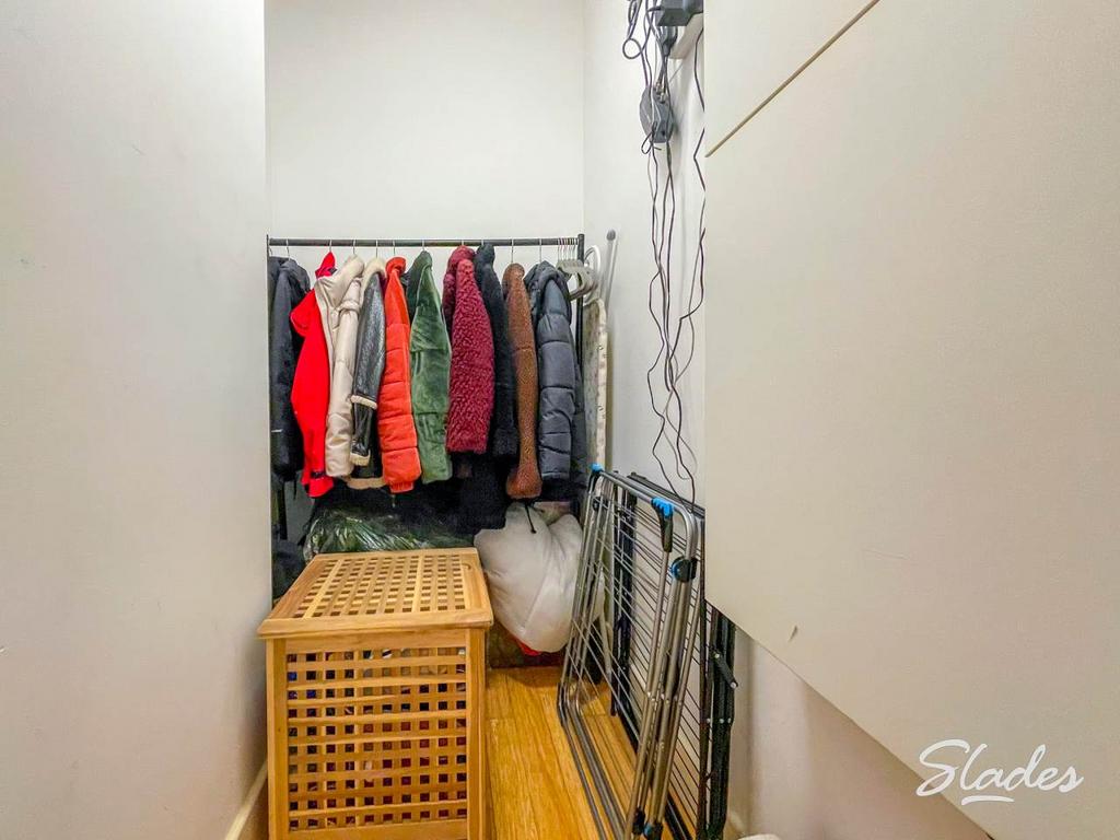 9 water Cloakroom