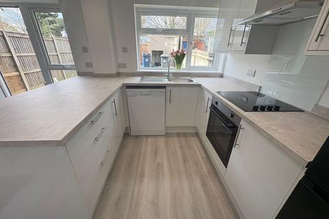 3 bedroom terraced house to rent, Sandy Hill Road, Farnham, GU9
