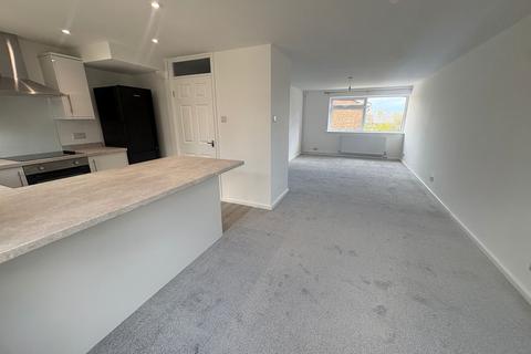 3 bedroom terraced house to rent, Sandy Hill Road, Farnham, GU9