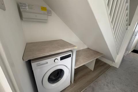 3 bedroom terraced house to rent, Sandy Hill Road, Farnham, GU9
