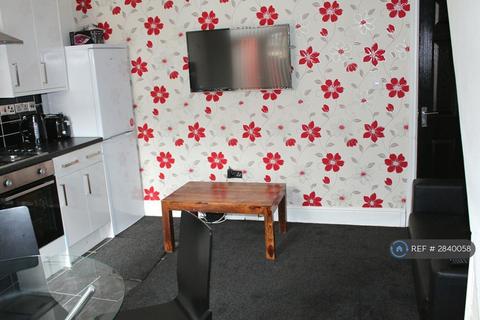 3 bedroom end of terrace house to rent, Deyne St, Salford, M6
