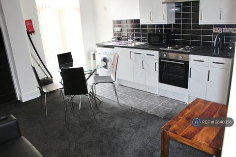 3 bedroom end of terrace house to rent, Deyne St, Salford, M6