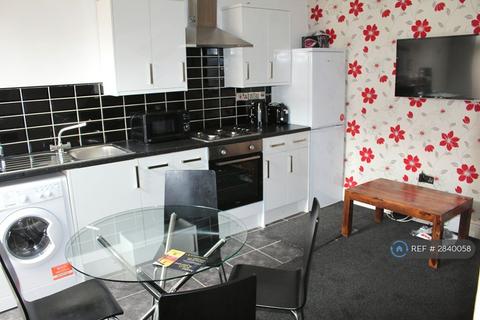 3 bedroom end of terrace house to rent, Deyne St, Salford, M6