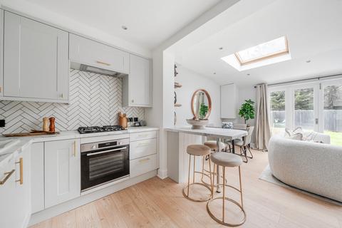 2 bedroom flat for sale, Somerset Avenue, London, SW20