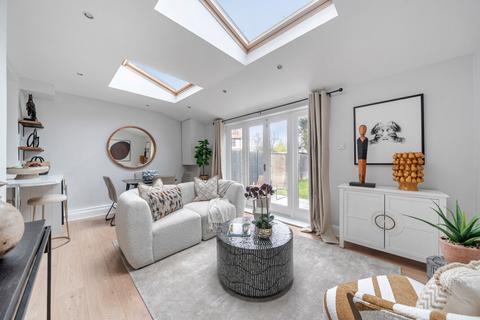 2 bedroom flat for sale, Somerset Avenue, London, SW20