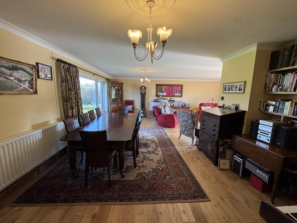 Impressive L Shaped Lounge/Dining Room