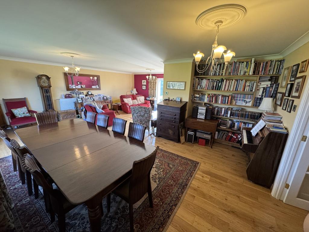 Impressive L Shaped Lounge/Dining Room