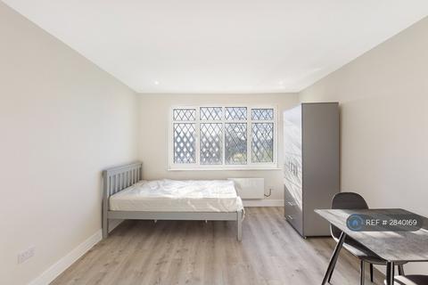 Studio to rent, Broad Walk, London, SE3