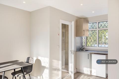 Studio to rent, Broad Walk, London, SE3