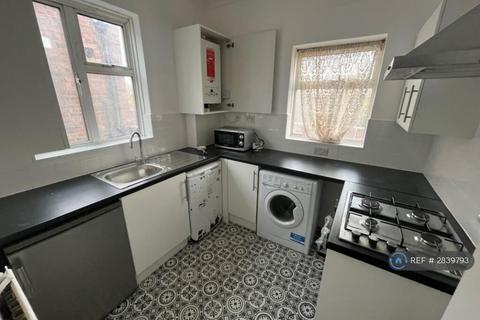 2 bedroom flat to rent, High Road, Romford, RM6