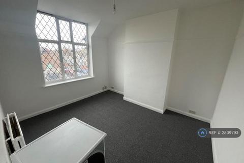 2 bedroom flat to rent, High Road, Romford, RM6