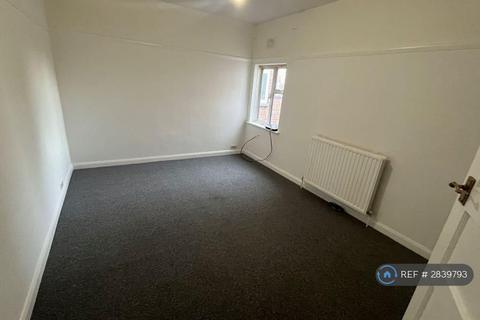2 bedroom flat to rent, High Road, Romford, RM6