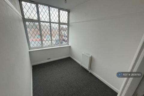 2 bedroom flat to rent, High Road, Romford, RM6
