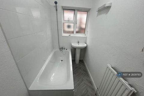 2 bedroom flat to rent, High Road, Romford, RM6
