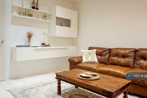4 bedroom semi-detached house to rent, Wood End Lane, Northolt, UB5