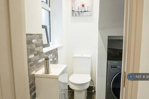 4 bedroom semi-detached house to rent, Wood End Lane, Northolt, UB5