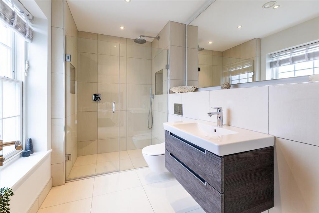 En-Suite to Bedroom 4