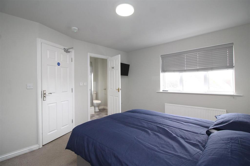 Bedroom 1 image 1 .JPG