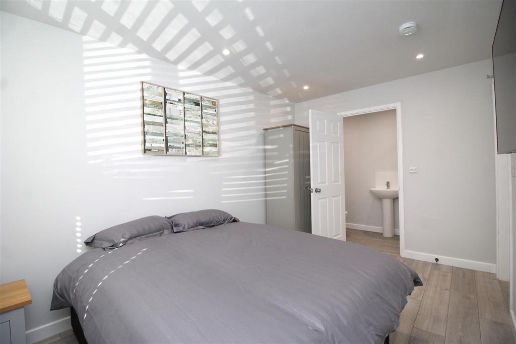 Bedroom 5 image 1 .JPG