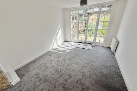 3 bedroom semi-detached house to rent, Farley Hill, Luton