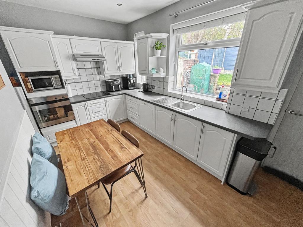 Eat-In-Kitchen