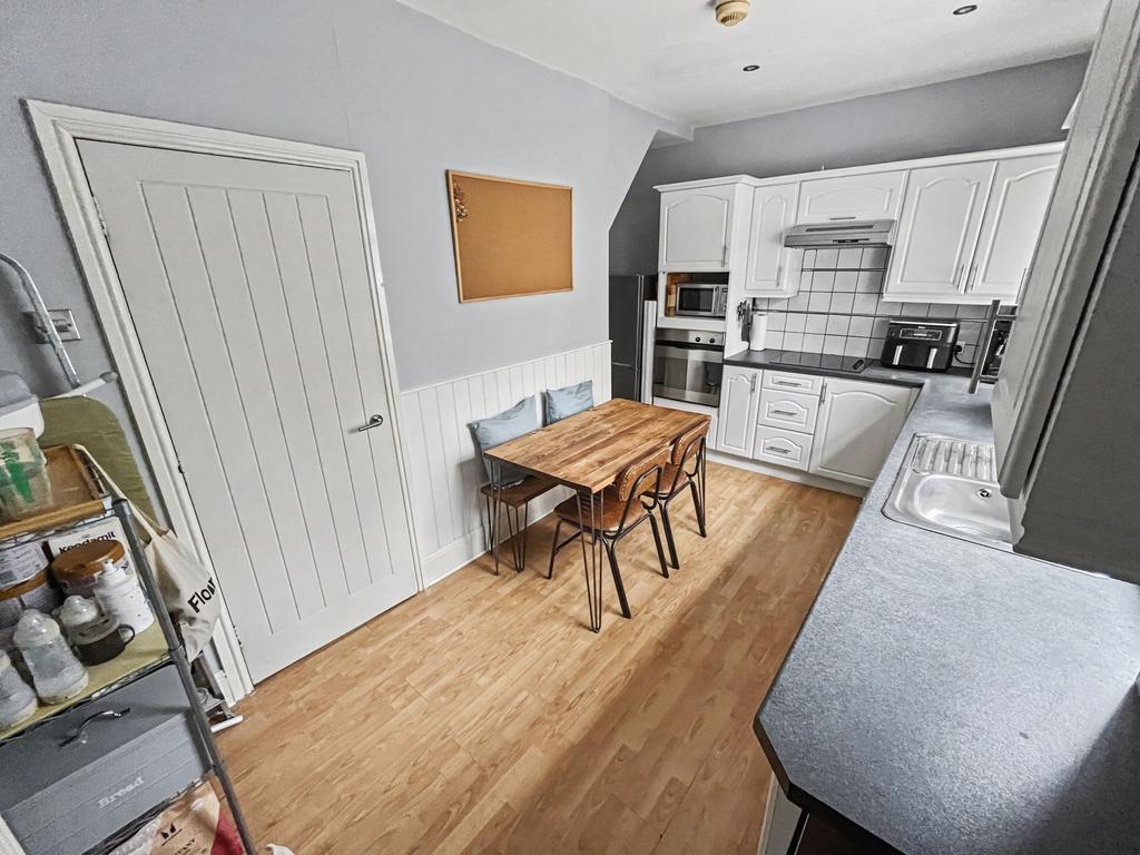Eat-In-Kitchen