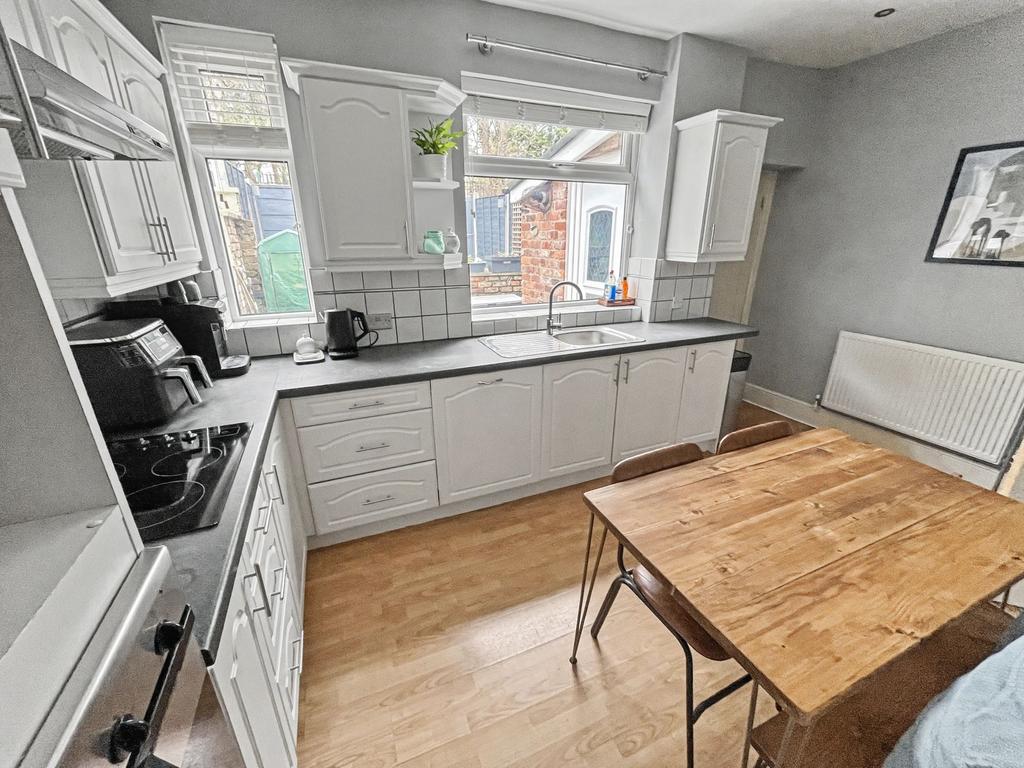 Eat-In-Kitchen