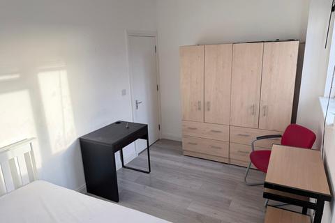 1 bedroom in a house share to rent, Alexandra Avenue, Rayners Lane, Harrow HA2
