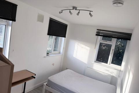 1 bedroom in a house share to rent, Alexandra Avenue, Rayners Lane, Harrow HA2