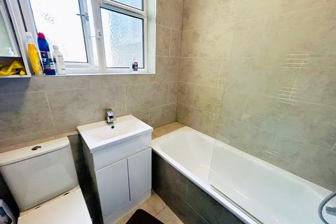 1 bedroom in a house share to rent, Alexandra Avenue, Rayners Lane, Harrow HA2