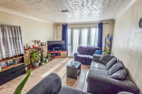 2 bedroom maisonette for sale, Brentwood Road, Romford, RM1