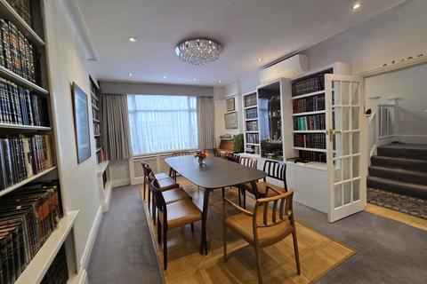 Leeside Crescent, NW11