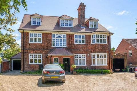 3 bedroom flat to rent, Park Farm Road Bromley BR1