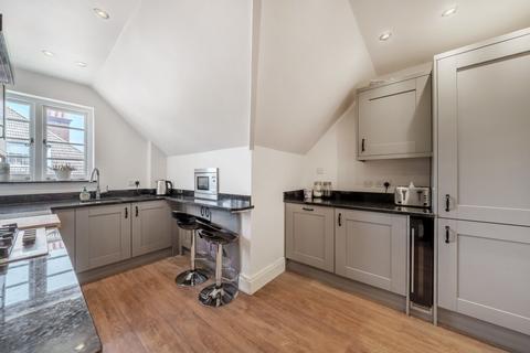 3 bedroom flat to rent, Park Farm Road Bromley BR1