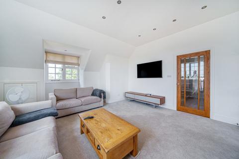 3 bedroom flat to rent, Park Farm Road Bromley BR1