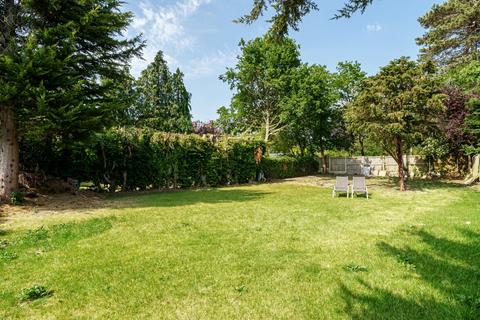 3 bedroom flat to rent, Park Farm Road Bromley BR1